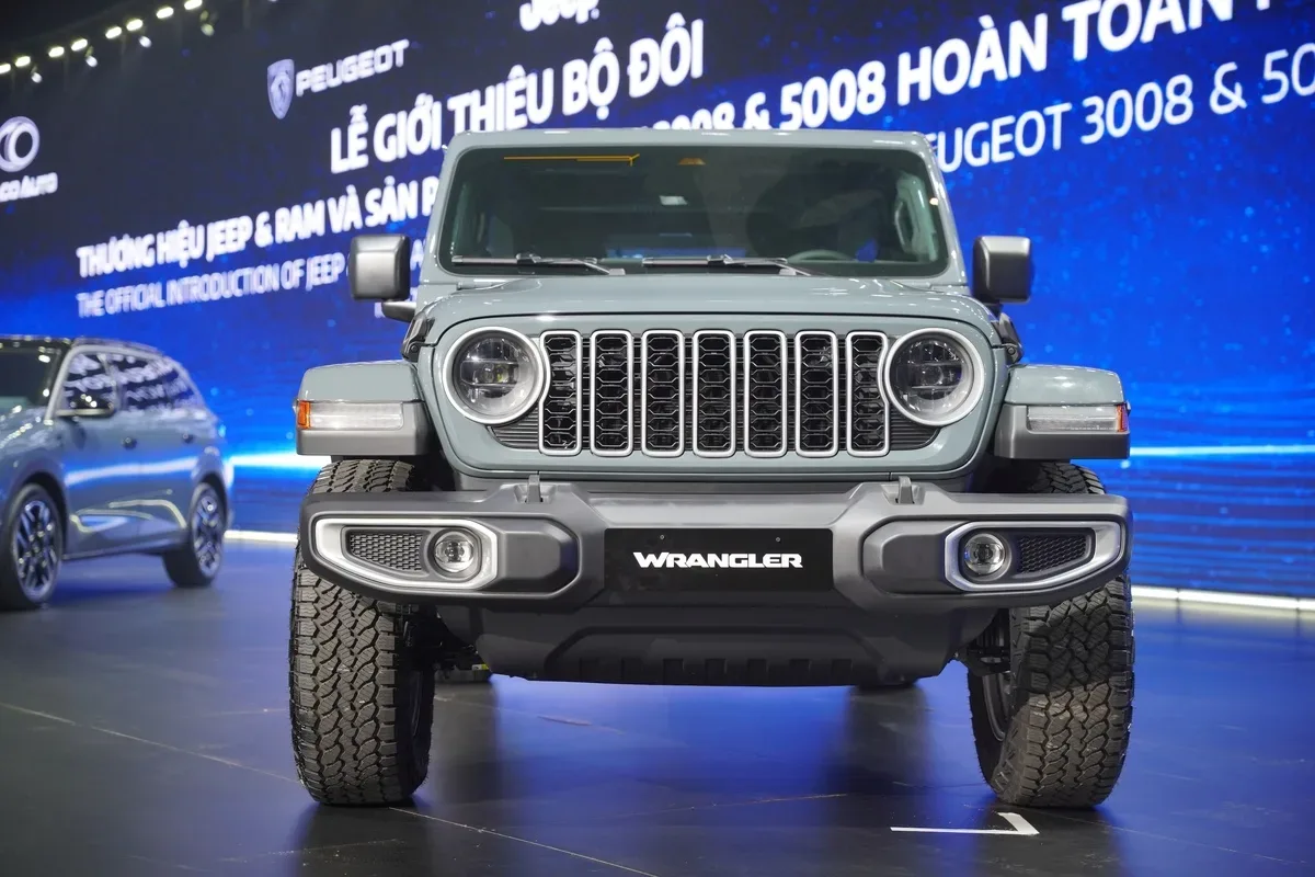 Lưới tản nhiệt “seven-slot” thiết kế mới, nổi khối