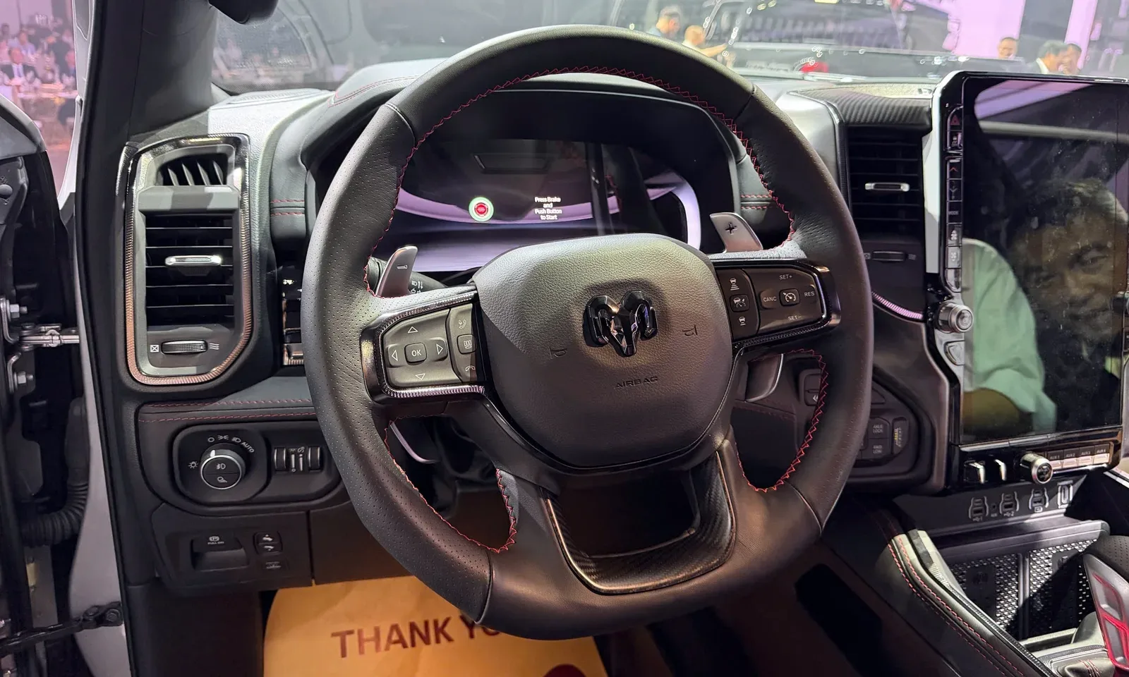 Khoang lái RAM 1500 rộng rãi như SUV hạng sang