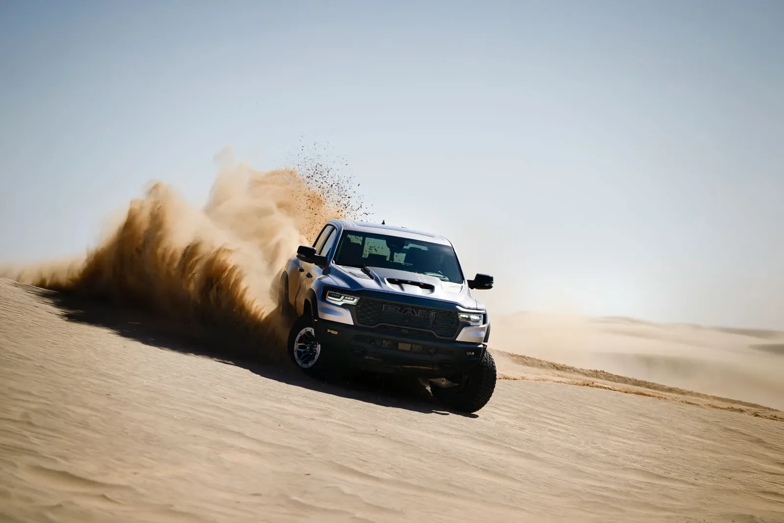 RAM 1500 vận hành trên cát