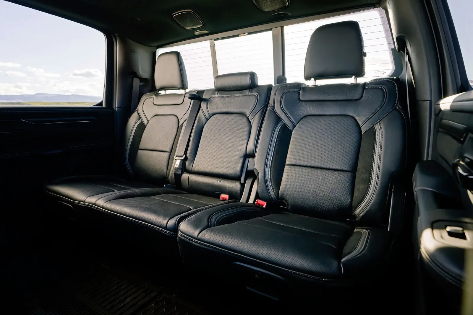 Hàng ghế sau rộng rãi